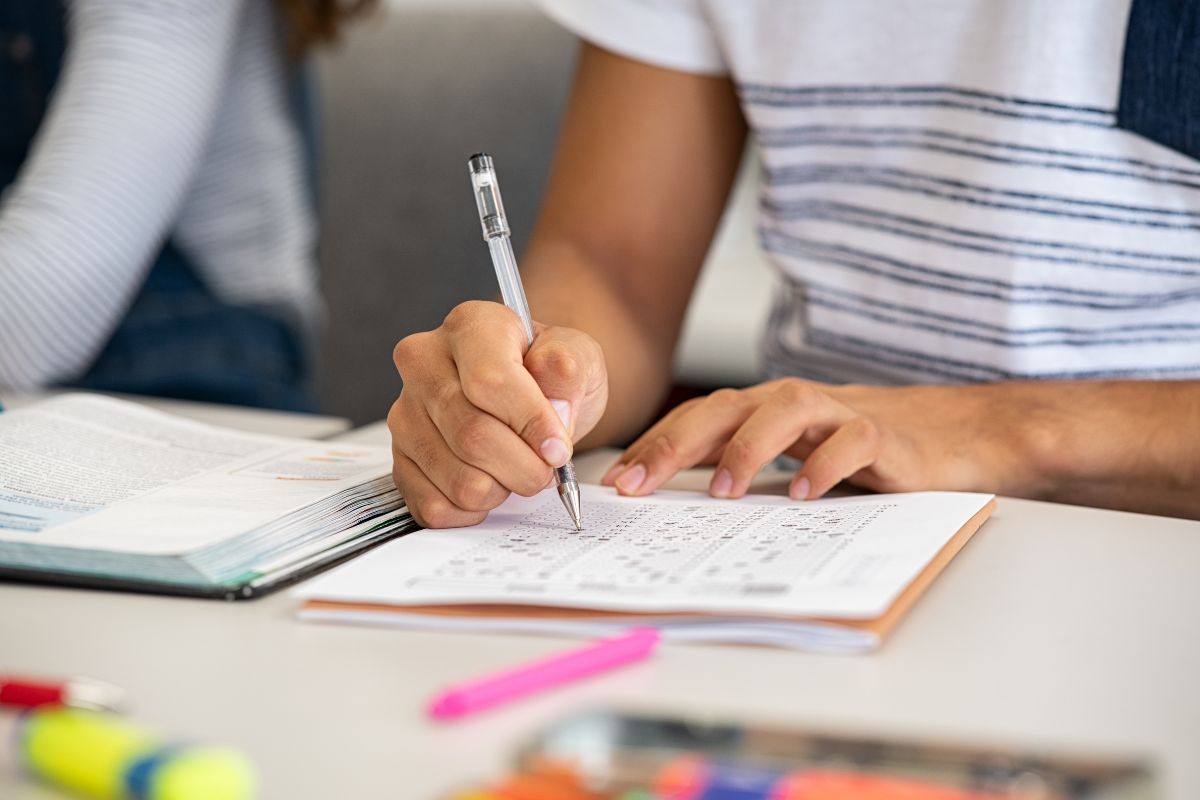Estudantes participando de atividades educacionais